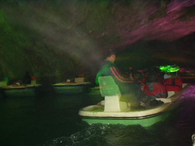 배를 타고 구경하는 석회동굴