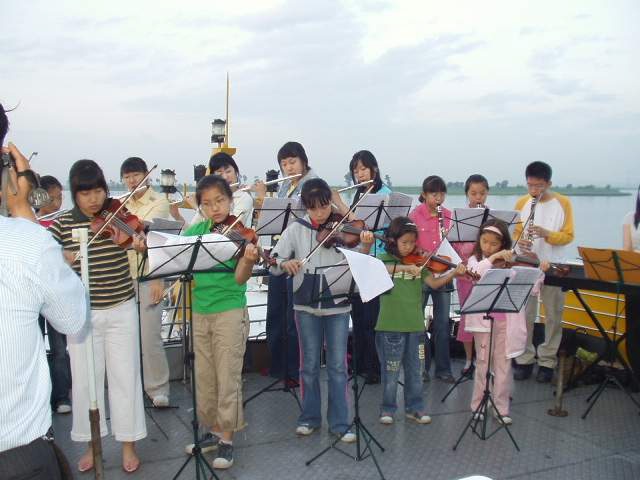 단동한인교회 청소년 오케스트라의 압록강 선상연주