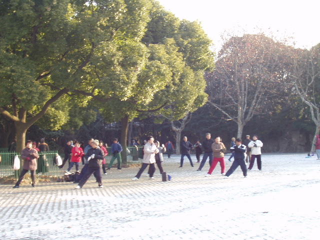 눈 내린 홍구공원에서 태극권을 하는 시민들