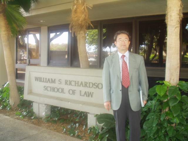 �Ͽ��̴� �ν��� �տ���