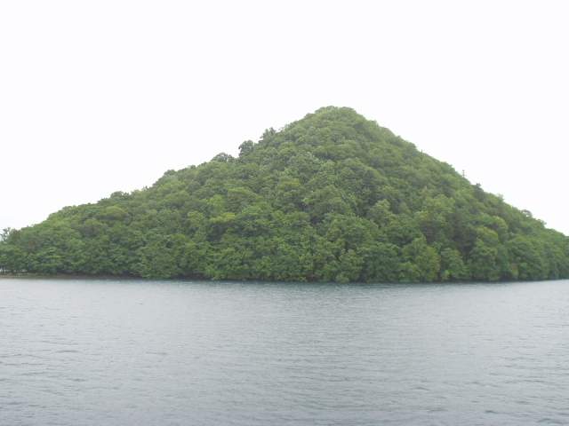 칼데라호인 도야 호수 안의 작은 섬