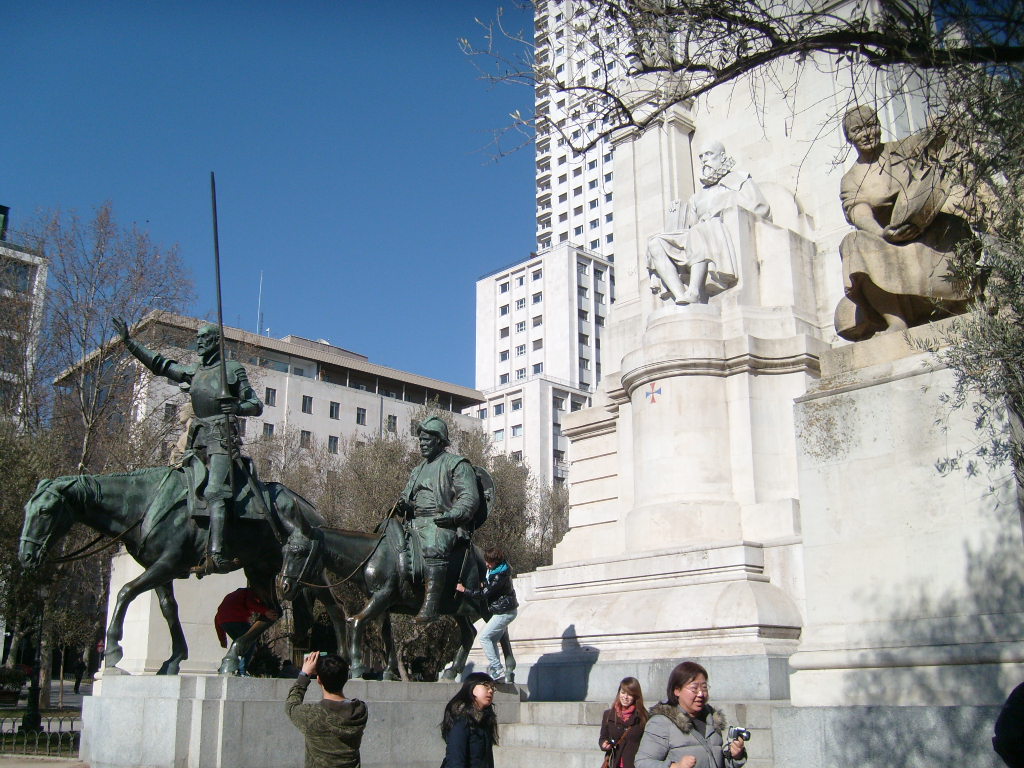 마드리드 스페인광장의 세르반테스와 돈키호테