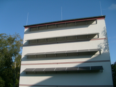 태양광 패널이 벽면에 잔뜩 설치되어 있는 대학 기숙사