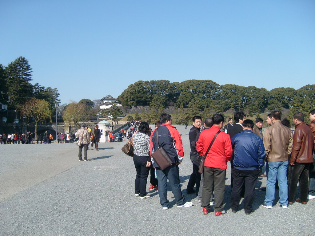 도쿄 황궁을 보러온 중국 관광객들
