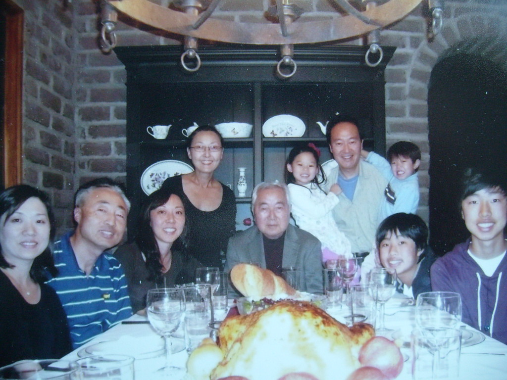 2009년 추수감사절 때 1남2녀 가족과 함께 칠면조 만찬을 드신 섭용 형님