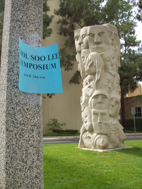 UCLA의 '천의 얼굴' 조각상과 이철수 심포지엄 안내판