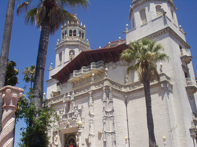 16세기 스페인 성당 양식의 허스트 캐슬의 본관