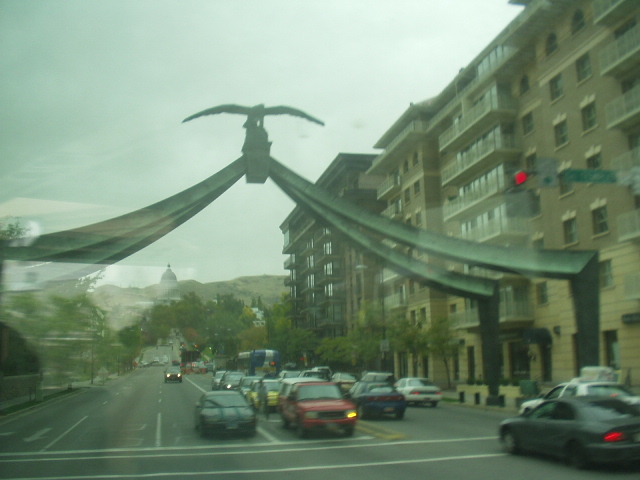 ��Ʈ����ũ�� ��¡�� ���ű� ������. �ָ� ������ û�簡 ���δ�