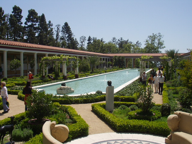 말리부 게티빌라의 로마식 회랑과 정원