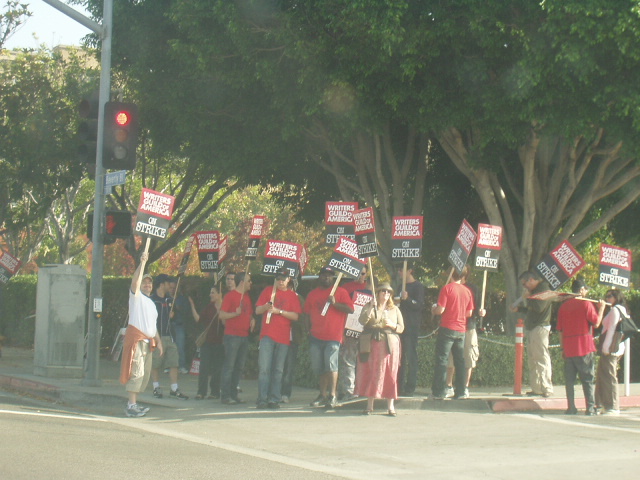 LA CBS 방송국 입구에서 피켓시위를 벌이고 있는 작가길드 조합원들